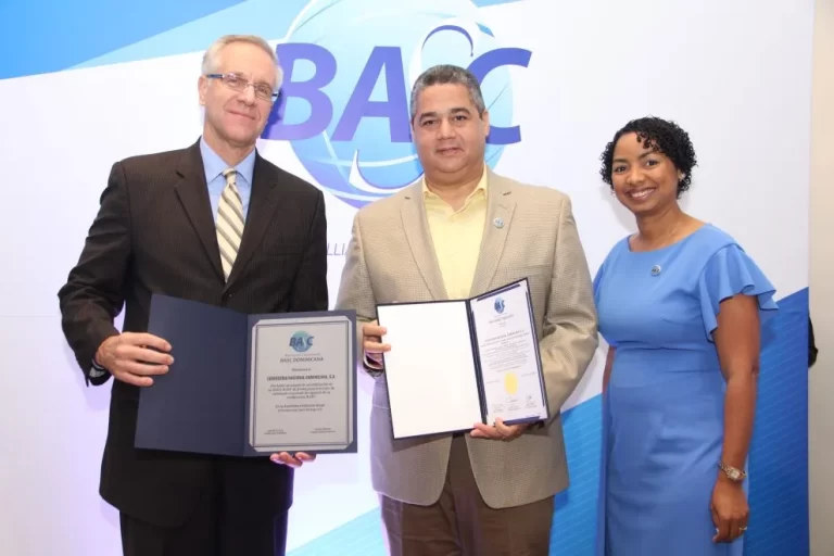 Empresa recibiendo su Certificación en norma Iso