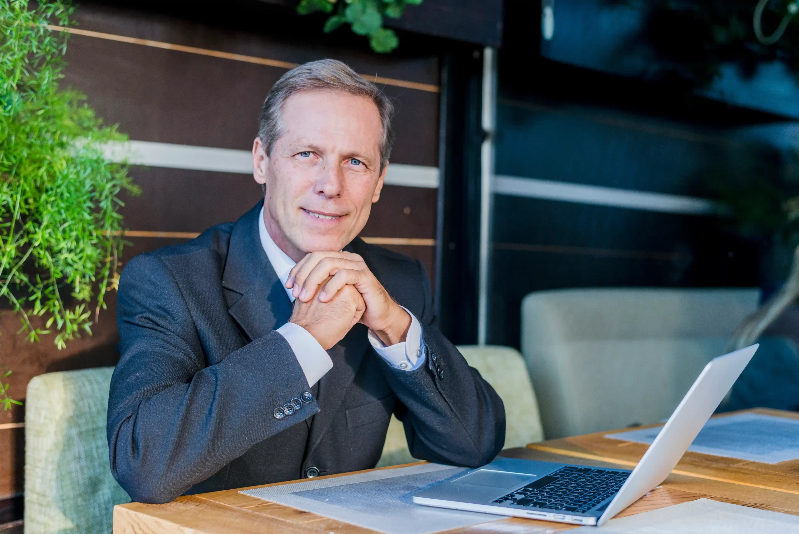 Consultor financiero profesional trabajando en estrategias de inversión en un entorno de oficina.